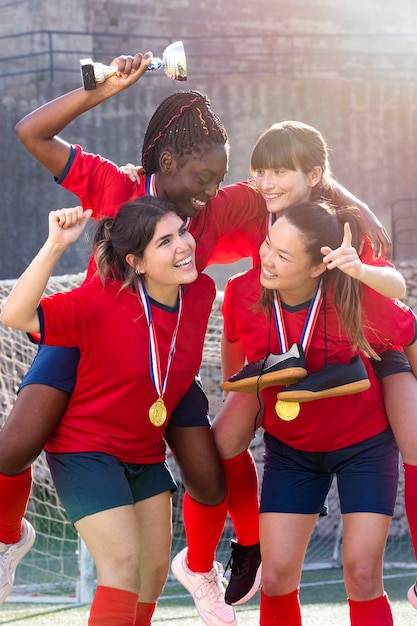 Équipe célébrant la victoire de la coupe d'argent