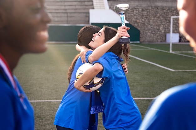 Photo gratuite Équipe célébrant la victoire de la coupe d'argent