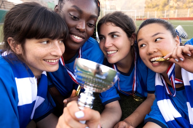 Photo gratuite Équipe célébrant la victoire de la coupe d'argent