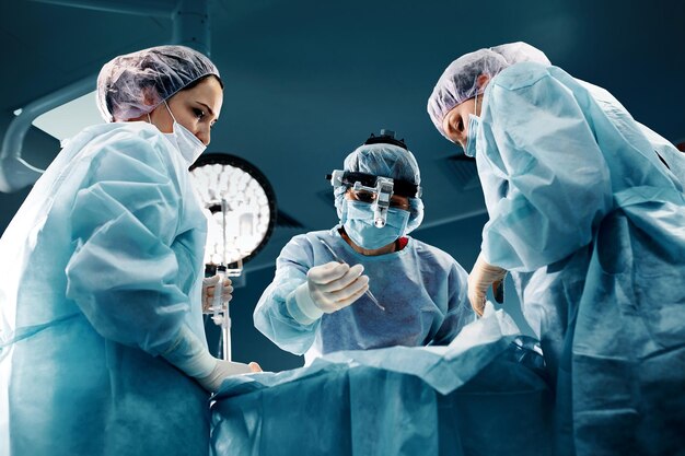 Une équipe de chirurgiens se bat pour la vie, pour une vraie opération, pour de vraies émotions. l'équipe de soins intensifs se bat pour la vie du patient. sauver la vie, la lutte pour la vie.