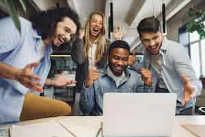 Photo gratuite une équipe commerciale ravie et heureuse célèbre la victoire de l'entreprise