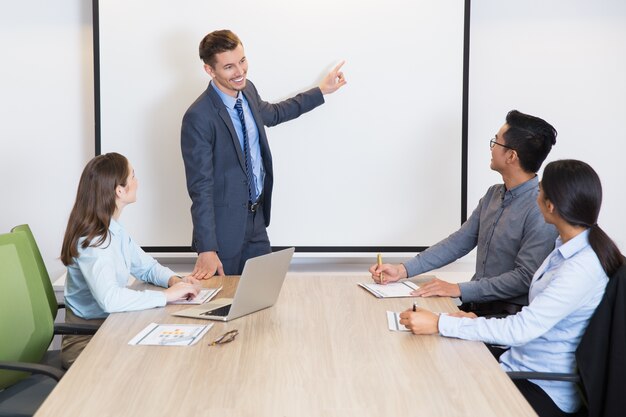 équipe de consultants de coach d&#39;affaires heureux en salle de réunion