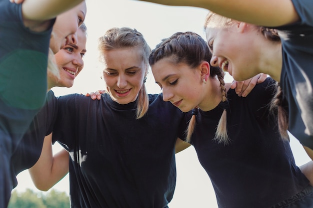 Photo gratuite Équipe de football féminin se rassemblant