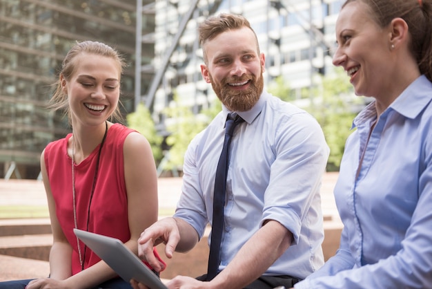 Une équipe heureuse à la recherche du moyen idéal pour son entreprise