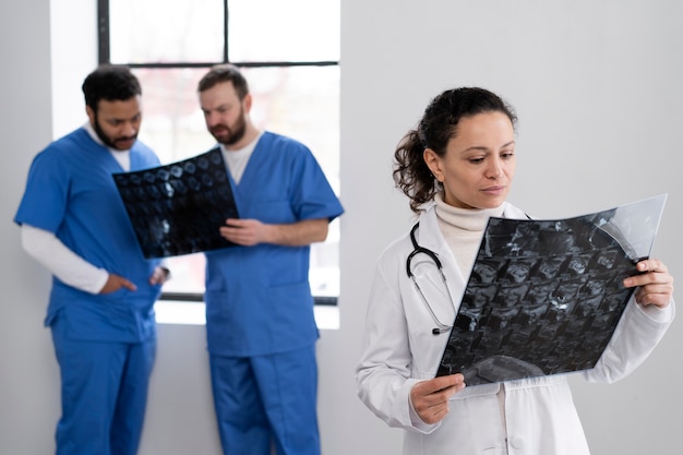 Photo gratuite Équipe d'infirmières et de médecins prête pour la journée de travail