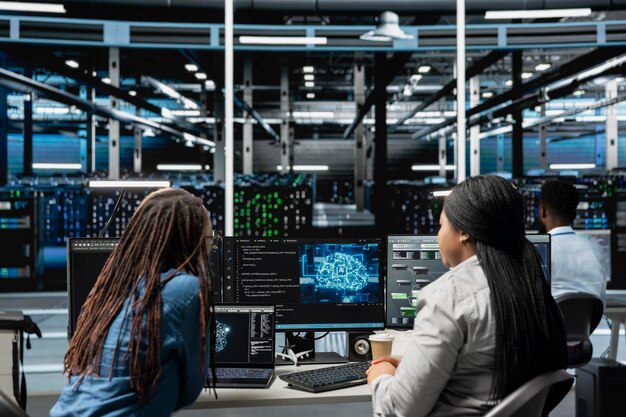 L'équipe d'ingénierie du centre de données travaille ensemble en utilisant la visualisation par l'intelligence artificielle
