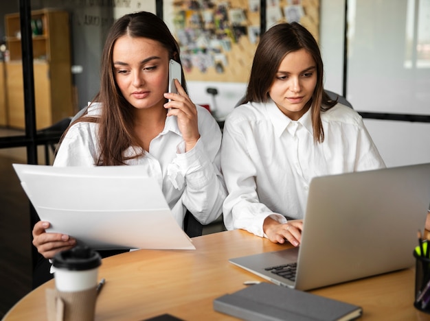 Photo gratuite Équipe de jeunes femmes à la vue de bureau