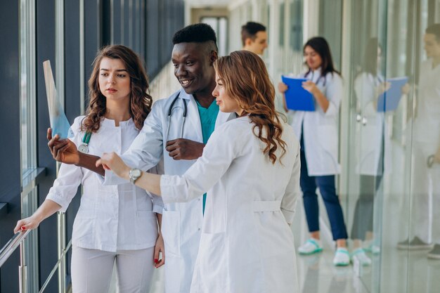 équipe de jeunes médecins spécialistes debout dans le couloir de l'hôpital