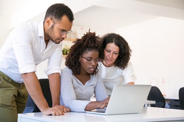 Equipe multiethnique collaborant sur le projet