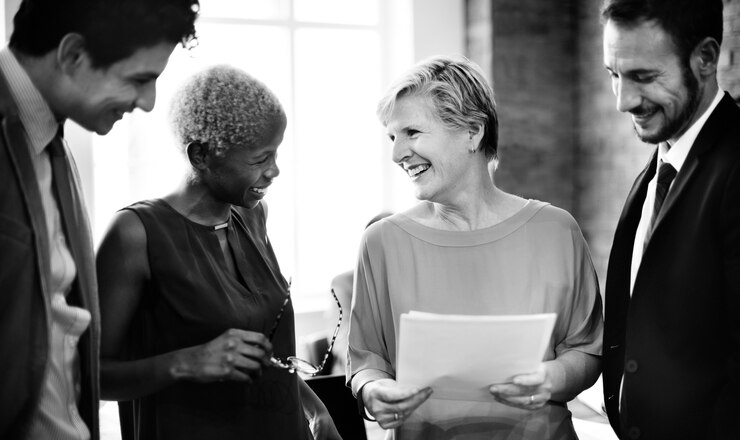 Photo gratuit équipe de personnes au bureau discutant
