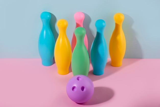 Photo gratuite Équipement de bowling à l'intérieur nature morte