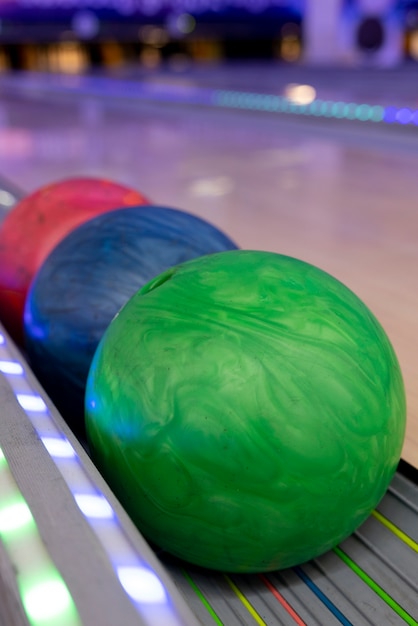 Photo gratuite Équipement de bowling à l'intérieur nature morte