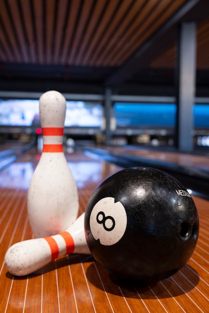 Photo gratuite Équipement de bowling à l'intérieur nature morte