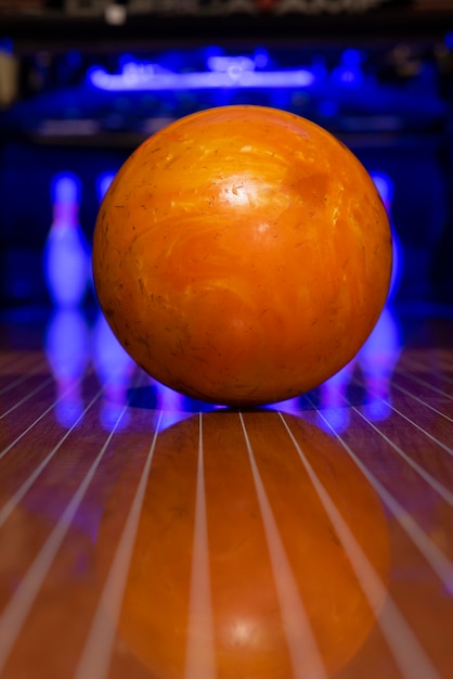 Photo gratuite Équipement de bowling à l'intérieur nature morte