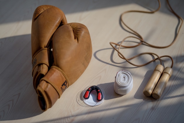 Photo gratuite Équipement de boxe sur une surface en bois