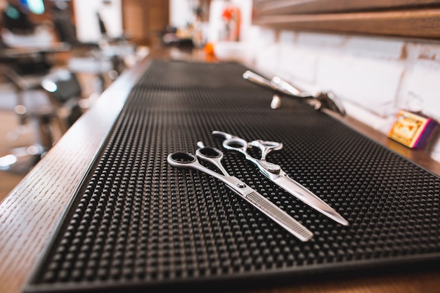 Photo gratuite Équipement de salon de coiffure sur table en bois