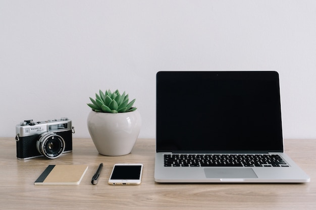 Photo gratuite l'équipement technologique au travail