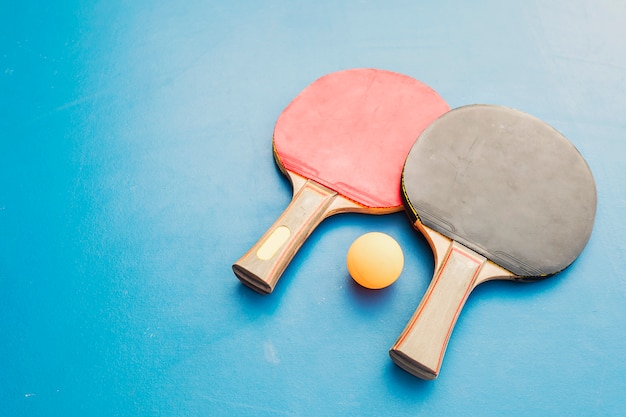 Équipement De Tennis De Table Sur La Table Bleue