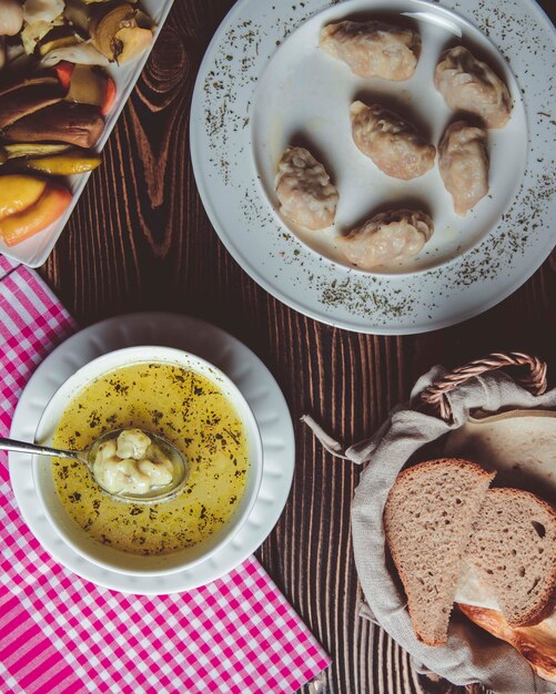 Eri ° zeri national dyushbara et gyurza et un panier avec du pain