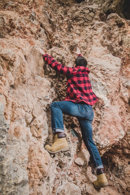 Escalade concentrée de randonneurs