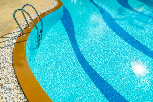 Escalier autour de la piscine dans un hôtel et un complexe