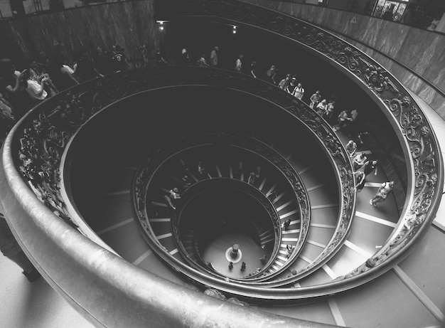 Photo gratuite escalier en colimaçon avec les gens