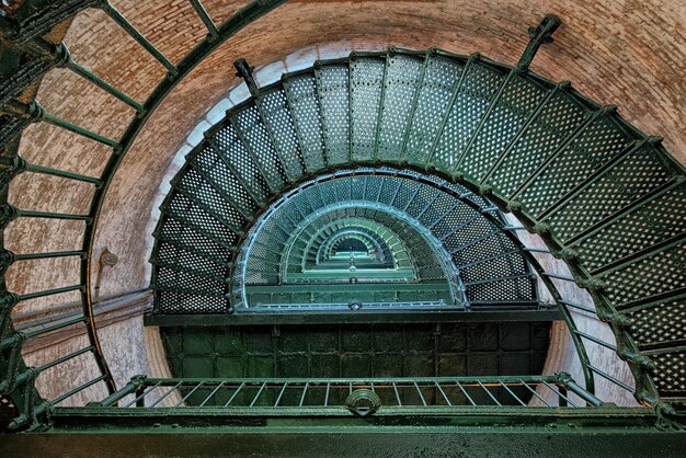 Escalier en colimaçon à l'intérieur du phare de Currituck Beach à Corolla USA