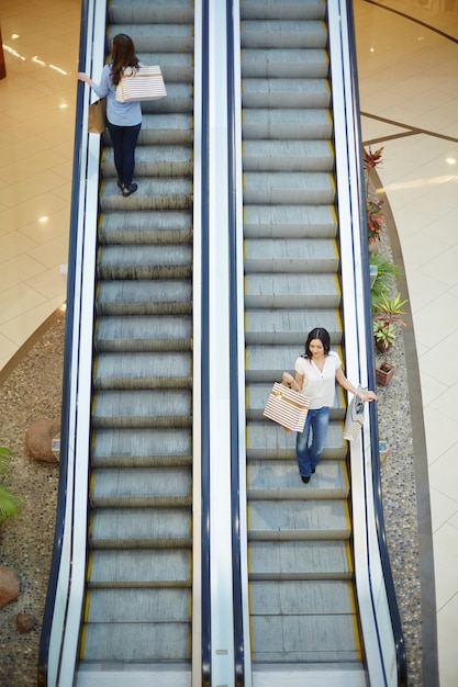 Photo gratuite escalier dans le centre commercial