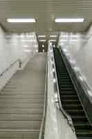 Photo gratuite escalier dans la station de métro