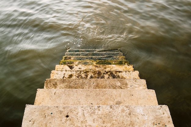 escalier vers la rivière