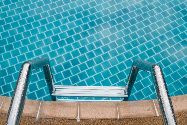 Photo gratuite escaliers dans la piscine