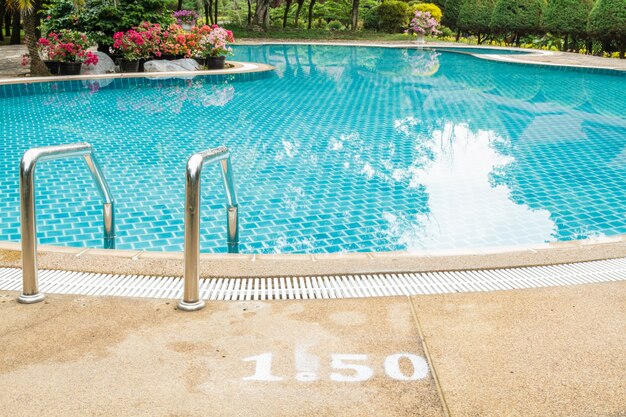 Escaliers dans la piscine