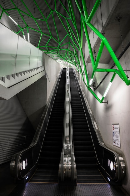 Photo gratuite escaliers mécaniques d'un immeuble