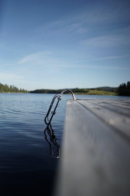 Escaliers menant au lac au milieu d'un paysage montagneux