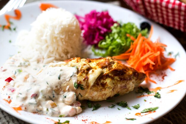 Escalope de poulet en sauce au riz