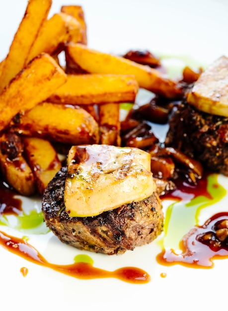 Escalope de viande frite avec pommes de terre frites en sauce