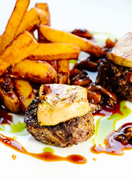 Escalope de viande frite avec pommes de terre frites en sauce