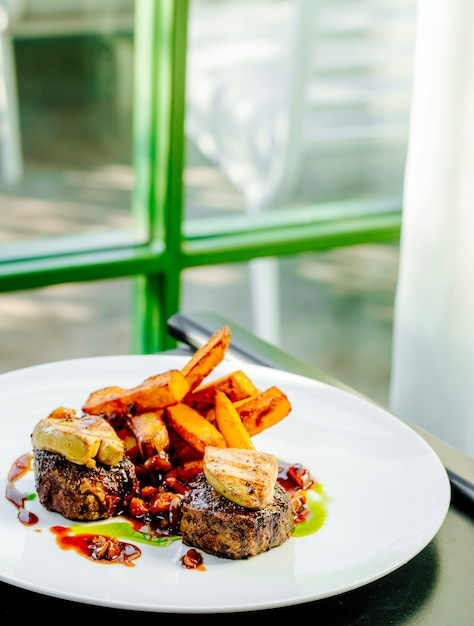 escalope de viande frite avec pommes de terre frites