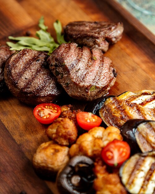 escalope de viande grillée avec tomates champignons aubergines et romarin à bord