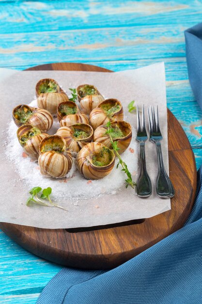 Escargots au four avec beurre à l'ail et herbes fraîches