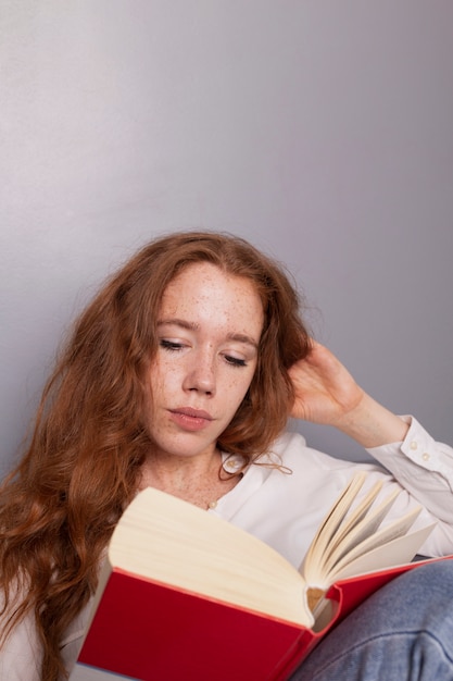 Espace de copie belle femme à la maison à la lecture