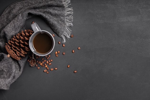 Espace de copie chocolat chaud et pomme de pin