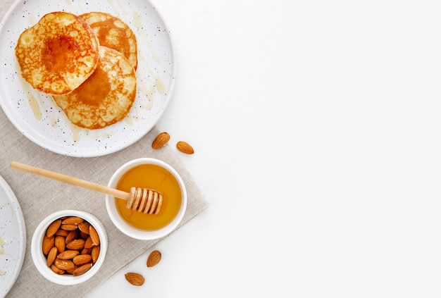 Espace de copie de délicieuses crêpes à plat