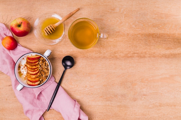 Photo gratuite espace de copie de miel avec bol de fruits