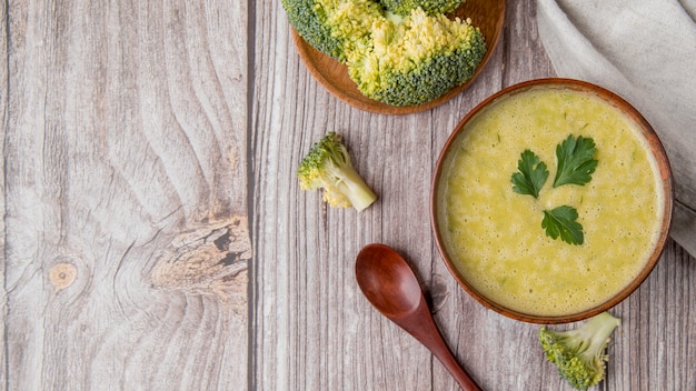 Photo gratuite espace de copie de soupe au brocoli maison