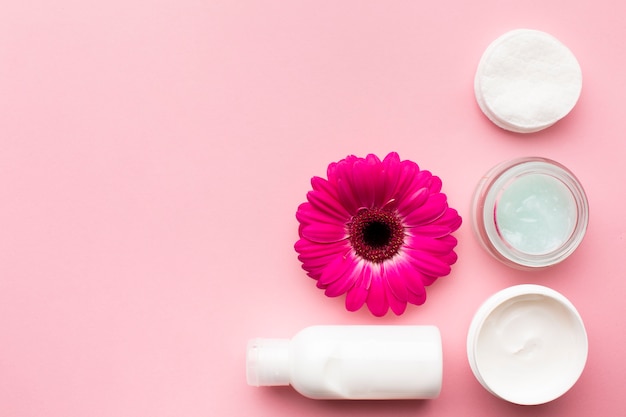 Photo gratuite espace cosmétique de lotion et de fleur