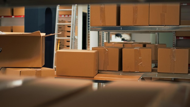 Espace de stockage vide rempli de piles de marchandises et de biens