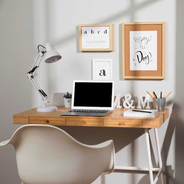 Espace de travail agréable et organisé avec lampe