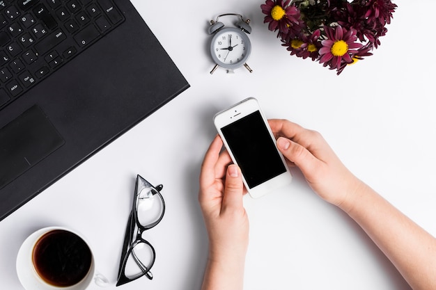 Espace de travail de bureau avec divers éléments