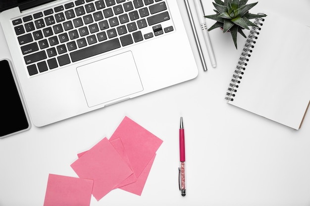 Espace de travail de bureau à domicile, copyspace avec fournitures et technologie